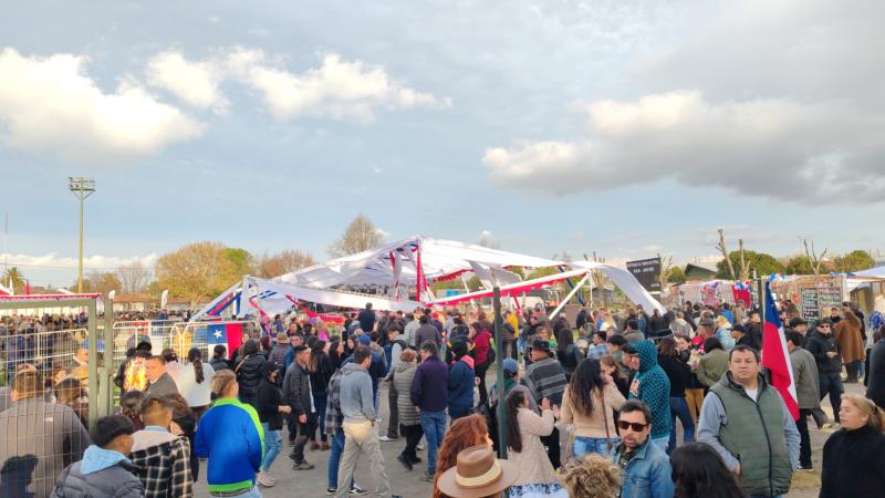 Información preliminar indica que parte del entarimado se habría precipitado en una zona donde habría público.