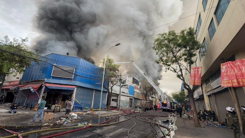 Bomberos intentan controlar la emergencia