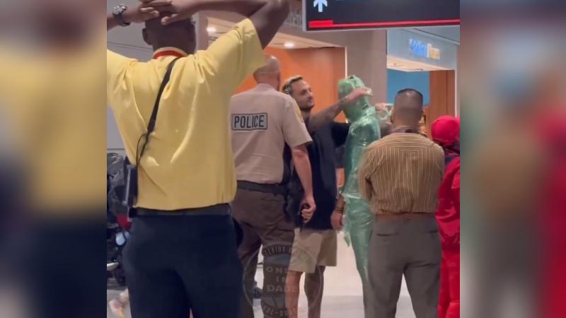 @ONLYinDADE - Hombre llegó al aeropuerto envuelto en cinta de embalaje para pasar como equipaje