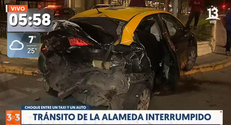 Violento choque entre un taxi y vehículo particular en Alameda