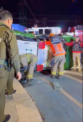 X @fdo2000 - Control de Santiago. Patrulla de Carabineros vuelca tras ser impactados en Las Condes