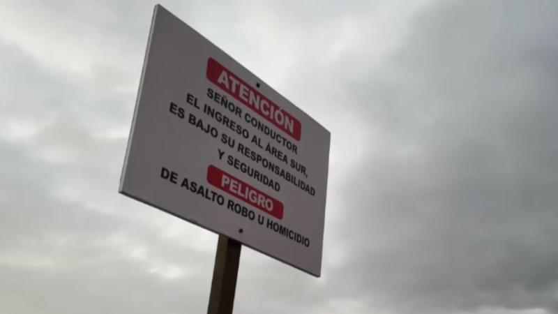 Vecinos de Iquique instalan cartel en playa - T13