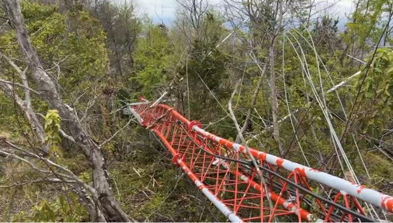 Cedida a T13 - Derriban antena en el Biobío