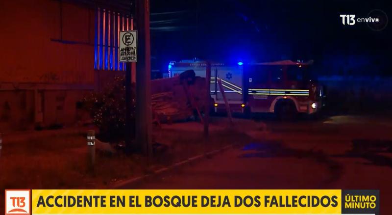 Accidente en El Bosque deja dos fallecidos: auto terminó volcado en la vereda