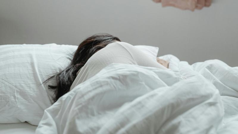 Dormir más los fines de semana podría reducir el riesgo de sufrir enfermedades - referencial pexels.com