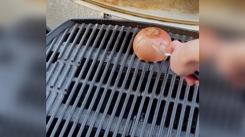 Instagram/soycienciaycocina - ¿Es efectivo usar una cebolla para limpiar una parrilla?