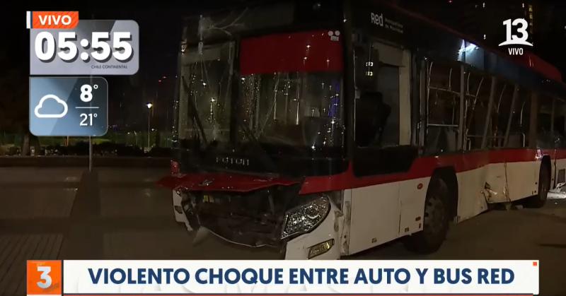 Brutal accidente entre un automóvil y un bus de RED en San Miguel