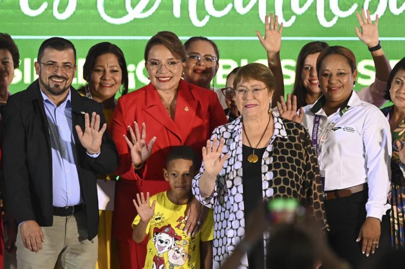 "Guerra" antipandillas de Bukele viola DDHH, dice expresidenta Bachelet
