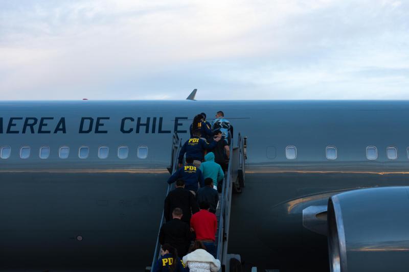 T13 | Expulsan a 56 extranjeros de Chile por delitos graves en nuevo vuelo chárter
