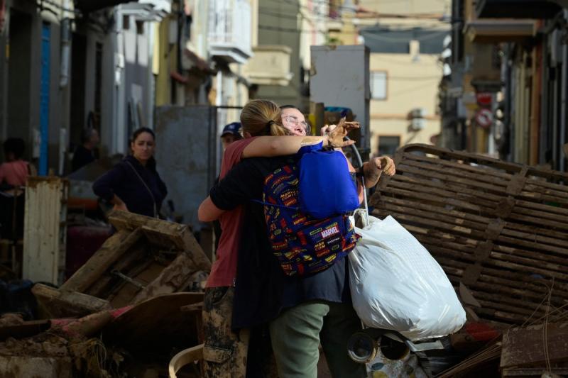 AFP - Reuters y AFP - Suben a 155 los muertos por graves inundaciones en España: Autoridades buscan a desaparecidos