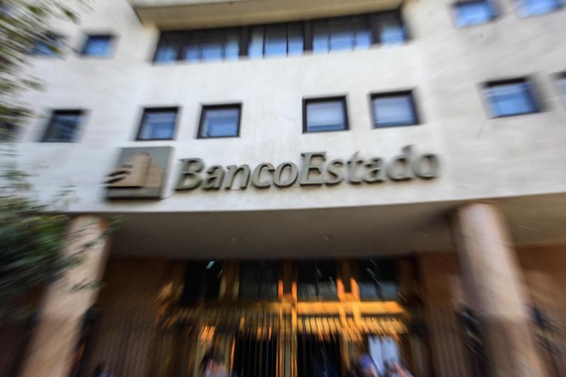 Detienen a ex funcionarios de BancoEstado - Agencia Uno