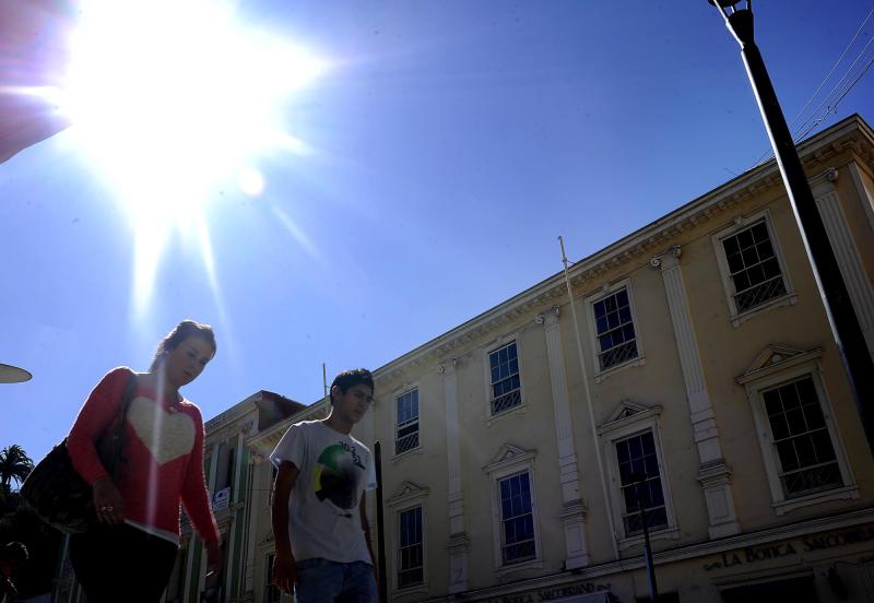 Temperaturas sobre los 30°C: Octubre avanza con ola de calor en la RM y la zona central