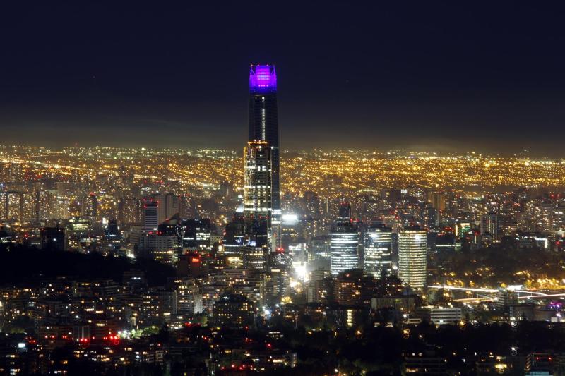 Pantallas publicitarias deben apagarse de noche: Comienza a regir nueva ley contra la contaminación lumínica