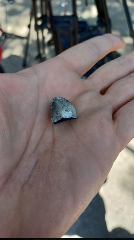 Parte del petardo lanzado en conferencia de prensa de Chivas - Créditos: Captura