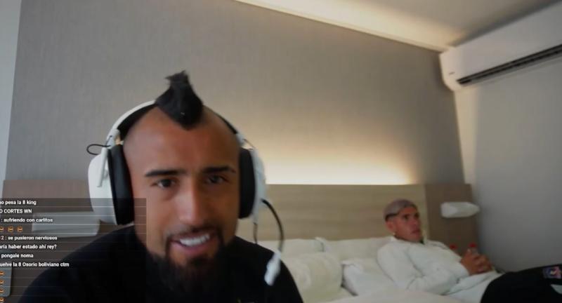 Arturo Vidal junto a Carlos Palacios reaccionando al partido - Créditos: Captura Kick
