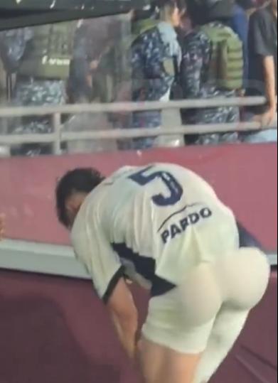 Felipe Loyola sacándose el short para regalarlo - Créditos: Captura SportsCenter