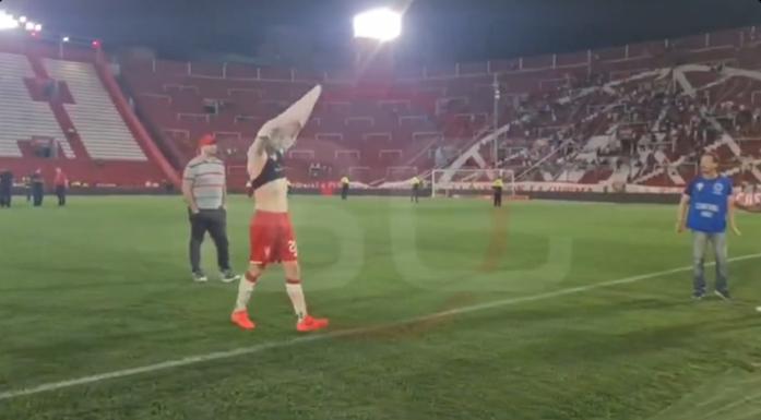 Rodrigo Echeverría regaló su short y su camiseta - Créditos: Captura ESPN