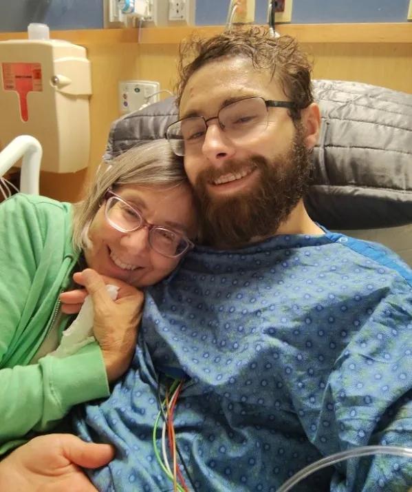 Llegó a su primer día de trabajo y perdió sus dos piernas tras caer a una trituradora en EE.UU.