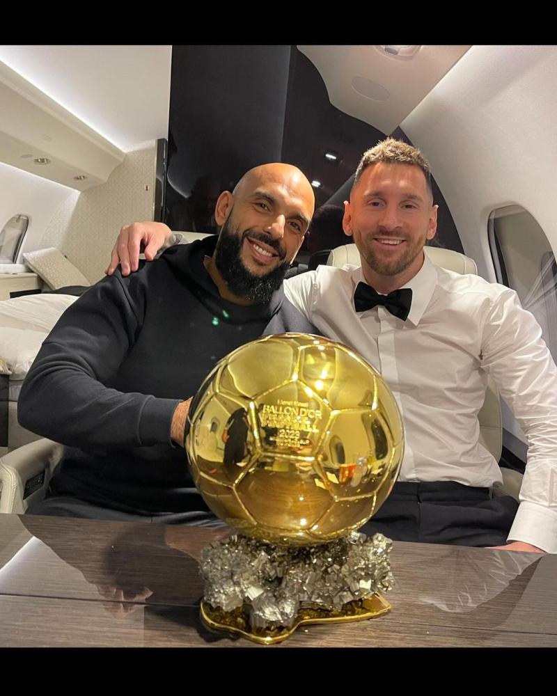 Yassine Cheuko junto a Lionel Messi - Créditos: Instagram @yasstcheuko