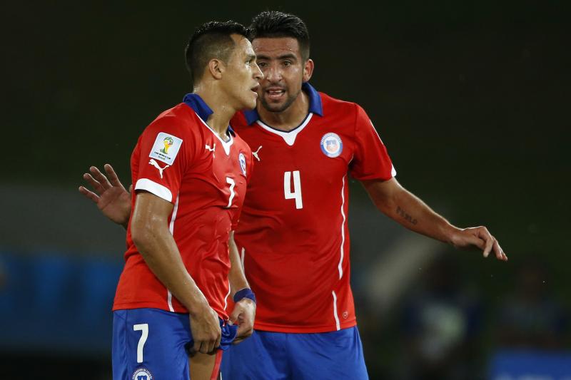 Alexis Sánchez y Mauricio Isla - Créditos: Photosport