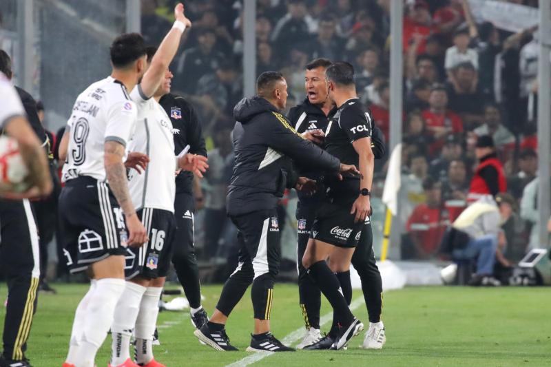 Jorge Almirón arriesga un duro castigo - Crédito: Photosport