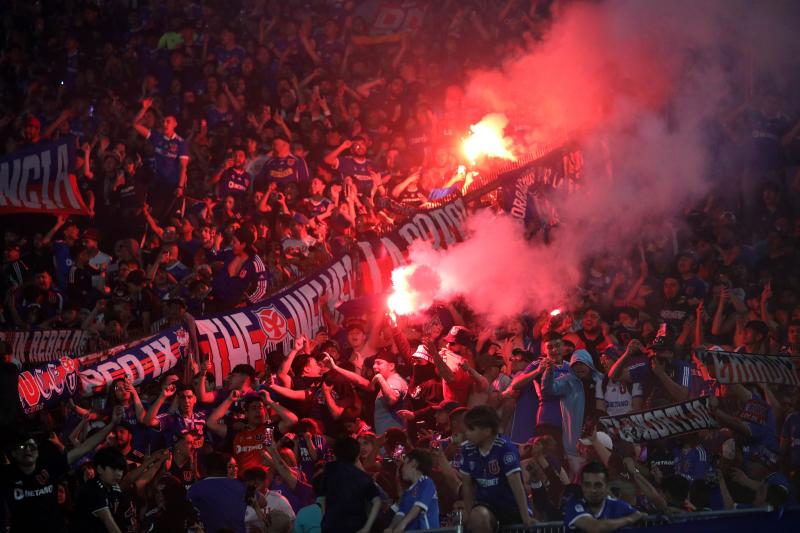 Hinchas de la U prendieron bengalas en el Estadio Nacional - Créditos: Photosport