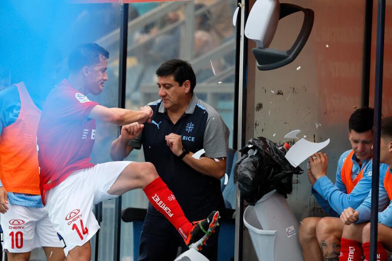 En enojo de Agustín Farías al ser reemplazado en la UC - Créditos: Photosport