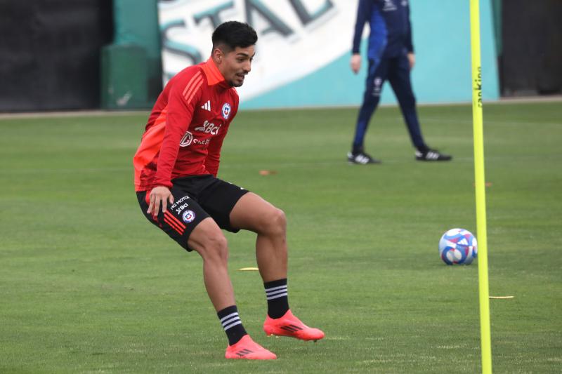 Williams Alarcón es baja en la Roja - Crédito: Photosport