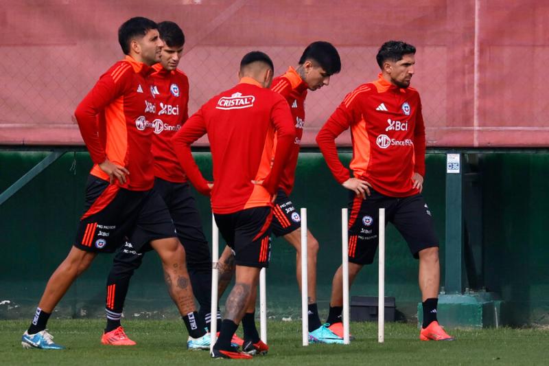 Formación de la Selección Chilena contra Brasil - Créditos: Photosport