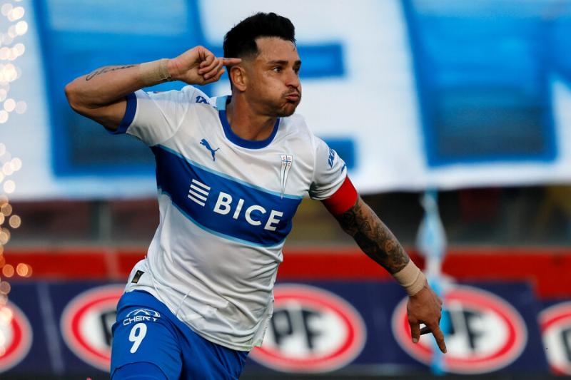 Fernando Zampedri se la juega entre Colo Colo y U de Chile - Créditos: Photosport