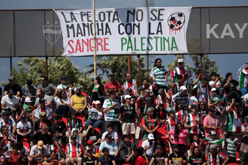El lienzo de Palestino en el duelo del domingo - Créditos: Photosport
