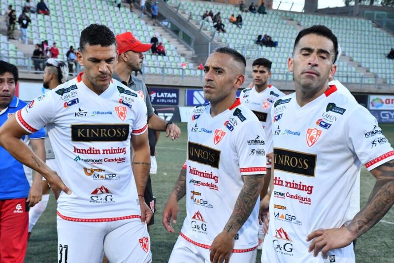 Deportes Copiapó y hombre del maletín ante Colo Colo - Créditos: Photosport