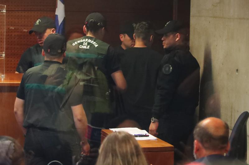 Valdivia al retirarse de la audiencia esposado - Créditos: Photosport