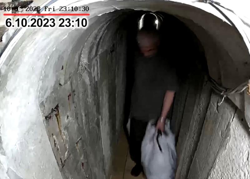 Imágenes difundidas por Israel de Sinwar en los túneles el 6 de octubre