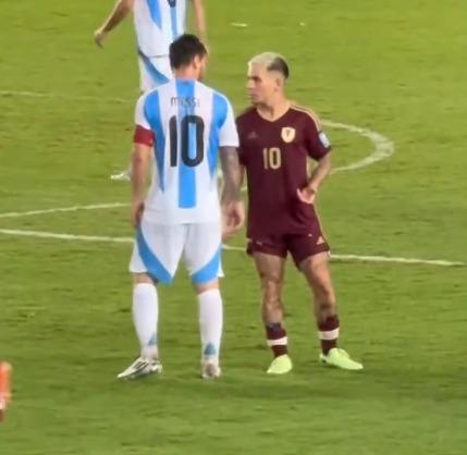 Lionel Messi se cruzó con Yeferson Soteldo - Crédito: X @JxseDxvid