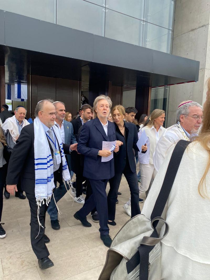 X - Paul McCartney visita sinagoga en Lo Barnechea tras exitoso show en el Estadio Monumental