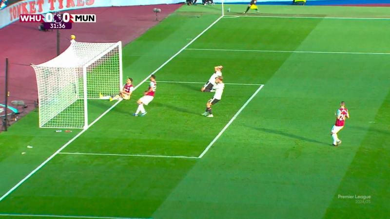 El insólito gol errado en el partido de West Ham ante Manchester United - Crédito: X @premierleague