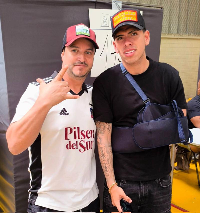 Carlos Palacios junto a un hincha - Créditos: El Diario Albo y Caciqxe Pipo