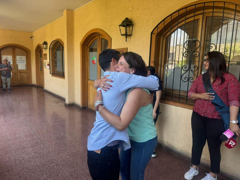 T13 - Saludo entre Miguel Concha y Claudia Mora en Peñalolén