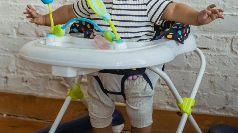 Experto alerta por riesgos de popular juguete para bebés - referencial freepik