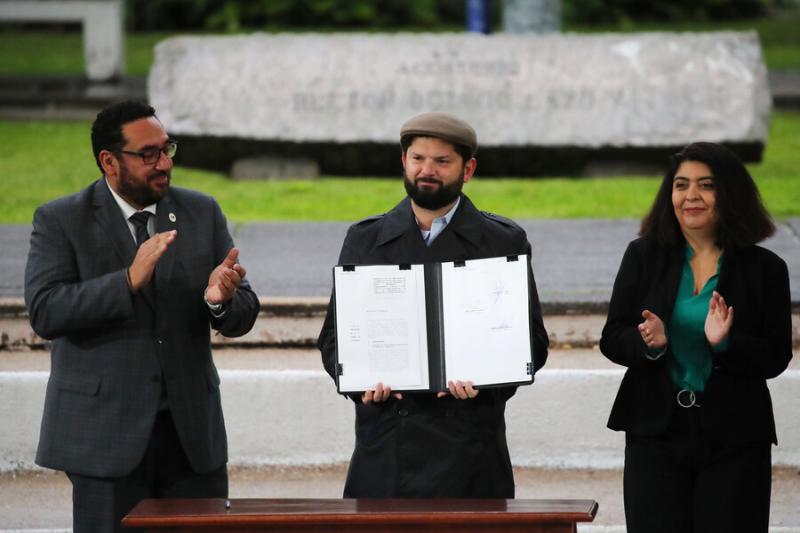 ATON - Presidente Boric presenta proyecto de fin al CAE