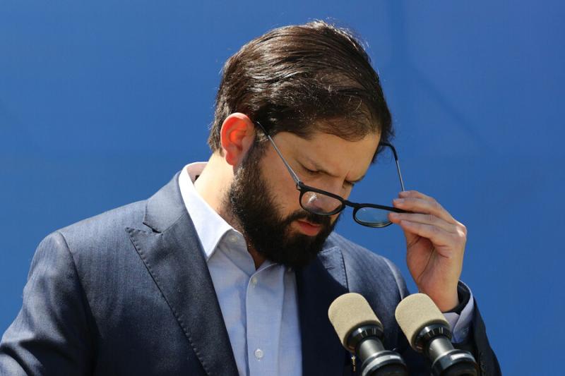 ATON - Presidente Boric lee chats con Monsalve