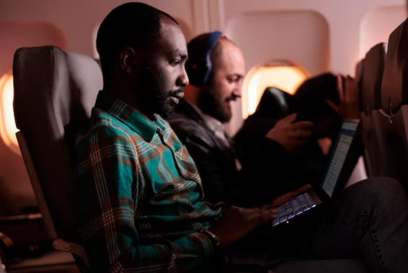 Una película para adultos se difundió por error en todas las pantallas de un vuelo