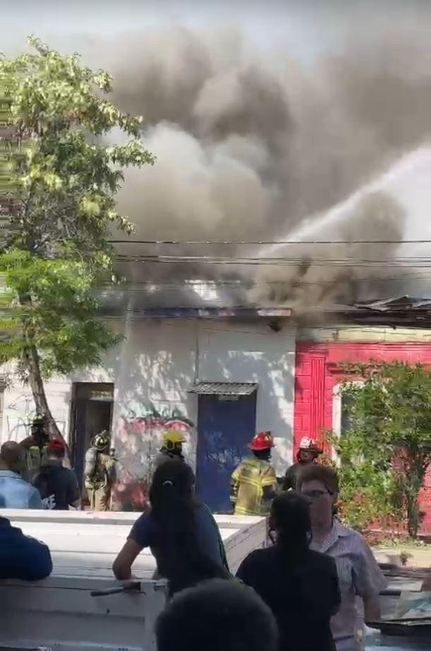 X - Incendio se registra en vivienda en el centro de Santiago