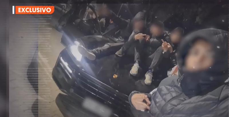 Las imágenes "jactándose" de los asaltantes de Julio César Rodríguez: Con armas y posando en el auto