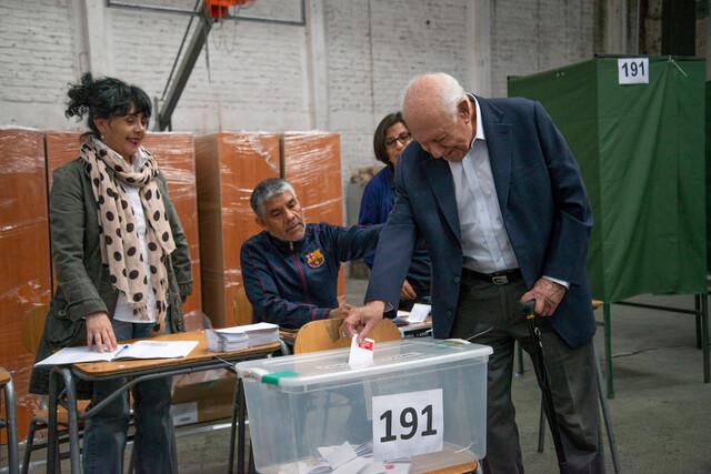Ex presidente Ricardo Lagos, ejerce su voto en el Plebiscito Constitucional 2023 - Agencia Uno