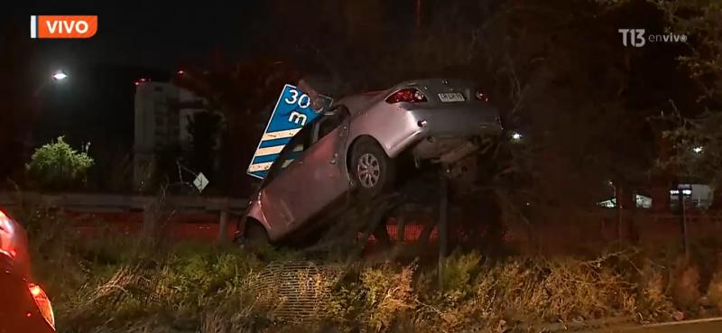 VIDEO | El momento en que auto volcó sobre árbol en Quilicura: intentó evitar encerrona