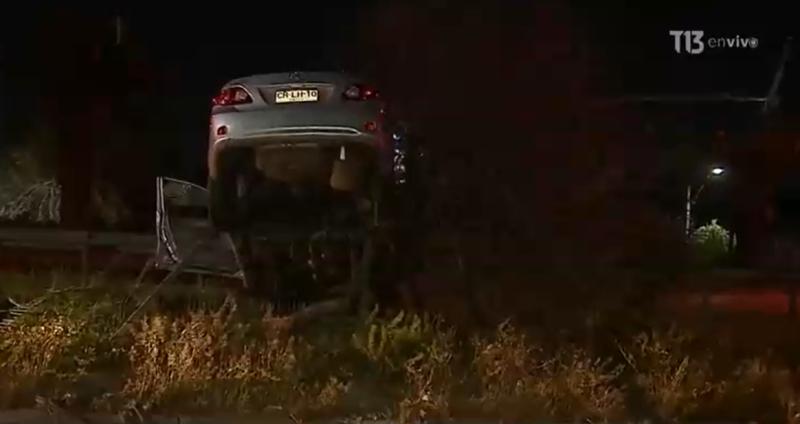 ¡El auto terminó encima de un árbol!: Conductor chocó al escapar de encerrona en Américo Vespucio