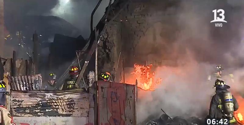 Incendio destruye tres viviendas: acusan a personas en situación de calle de iniciar las llamas