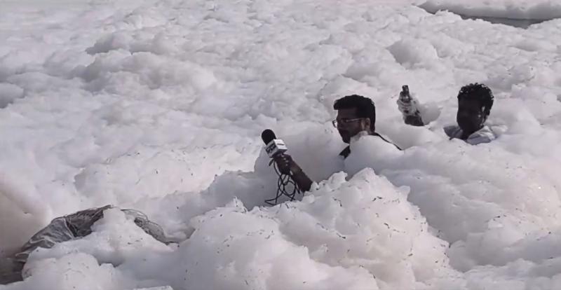 Reportero de India ingresó a las aguas del río Yamuna